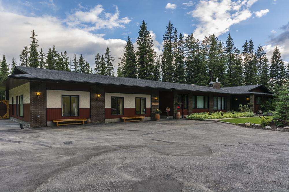 Rustlers Lodge Sundre Exterior photo